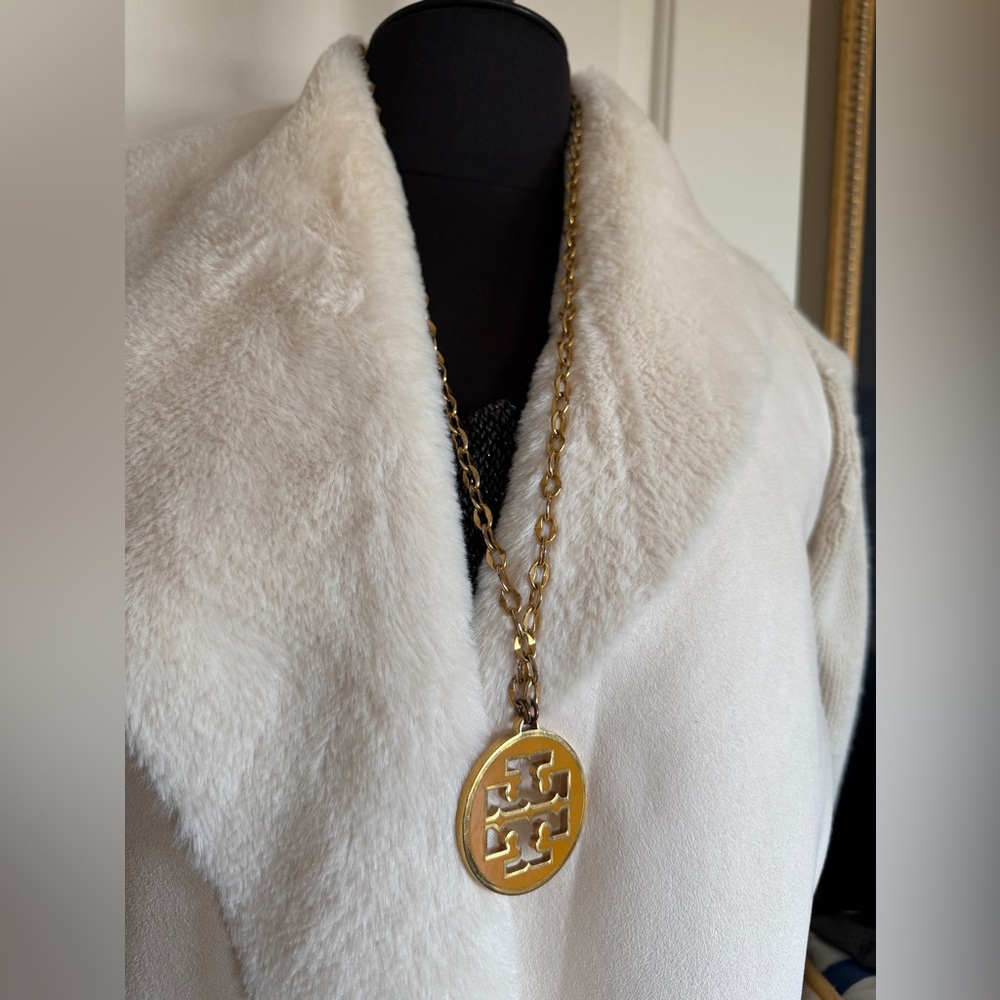 Tory Burch Large Logo Medallion Pendant Necklace - Gold Chain